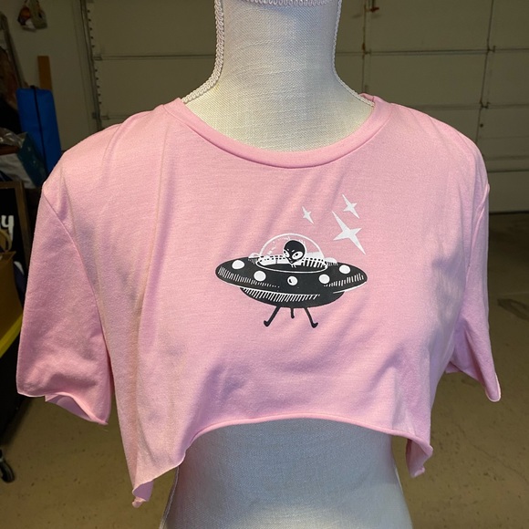 ROMWE Tops - Pink Alien crop top